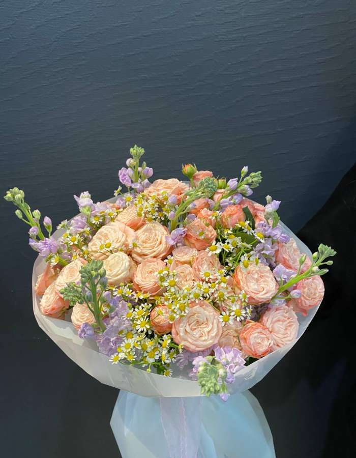 Букет из розовых кустовых роз и маттиолы "Пробуждение природы"