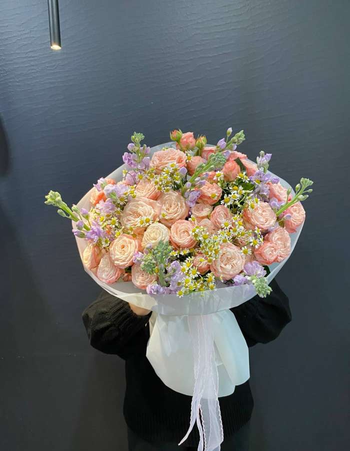 Букет из розовых кустовых роз и маттиолы "Пробуждение природы"