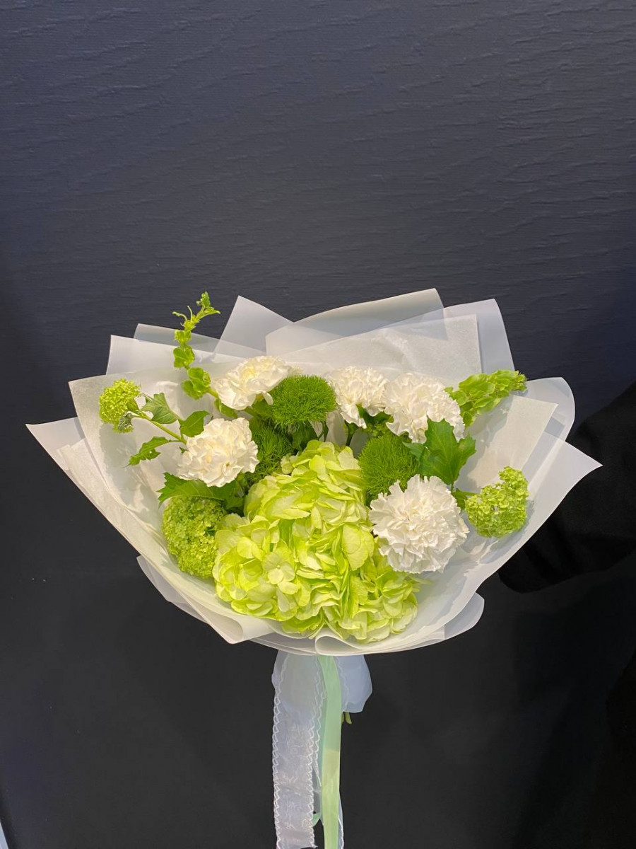 Букет из зеленых гортензий и диантусов "Волшебство Лета"