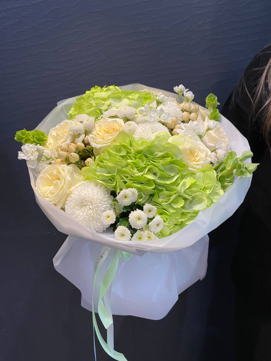 Букет из зеленых гортензий и белых хризантем "Весенний Аромат"