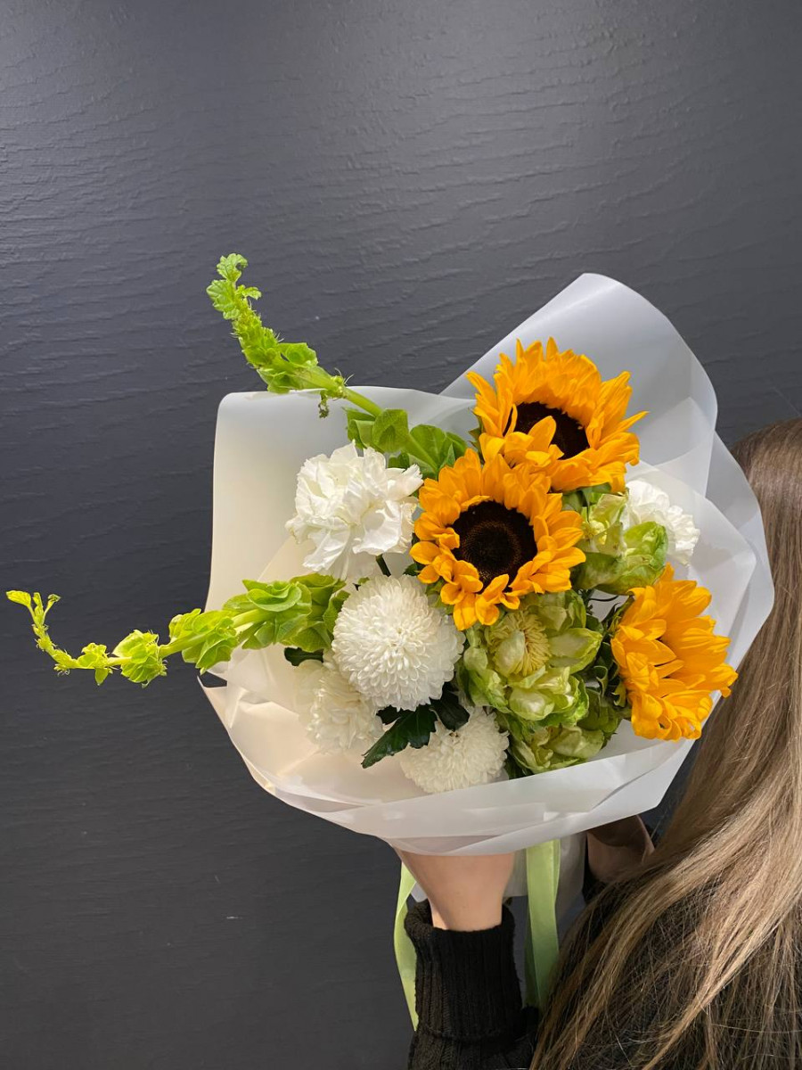 Букет из подсолнухов и роз сорта Вегги "Краски лета"