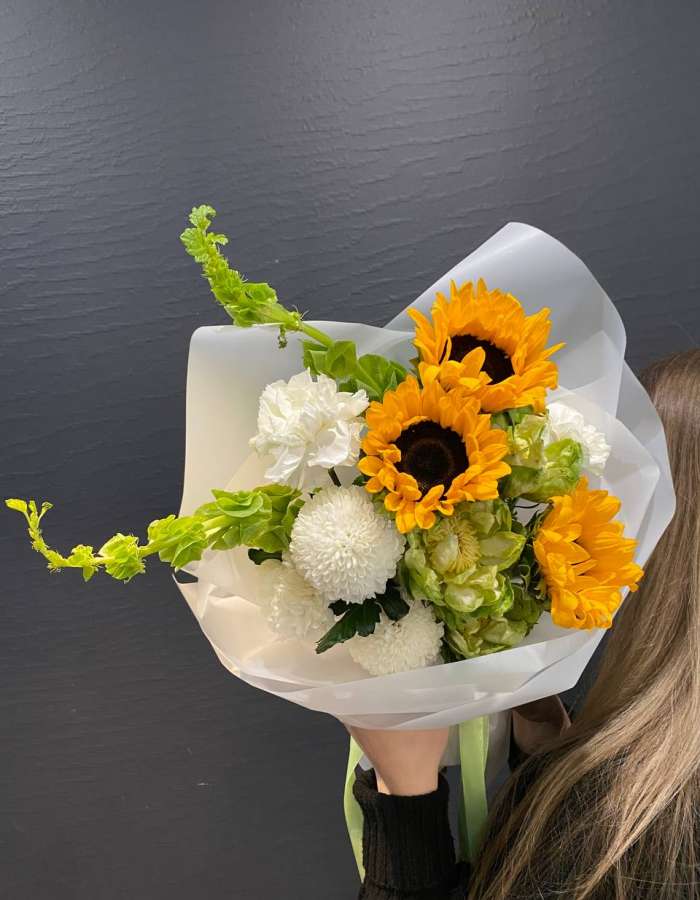 Букет из подсолнухов и роз сорта Вегги "Краски лета"