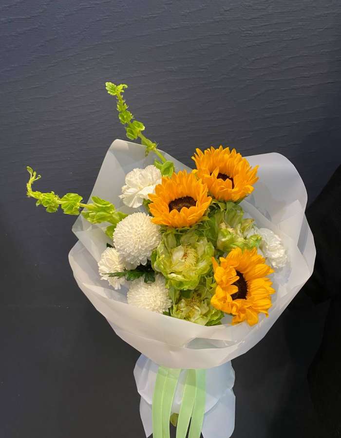 Букет из подсолнухов и роз сорта Вегги "Краски лета"