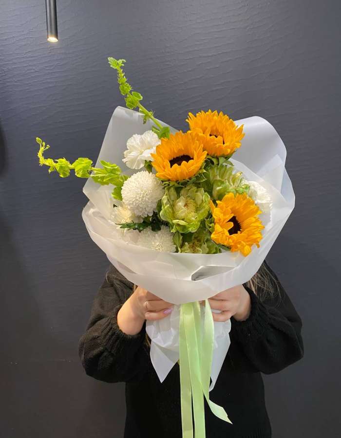 Букет из подсолнухов и роз сорта Вегги "Краски лета"