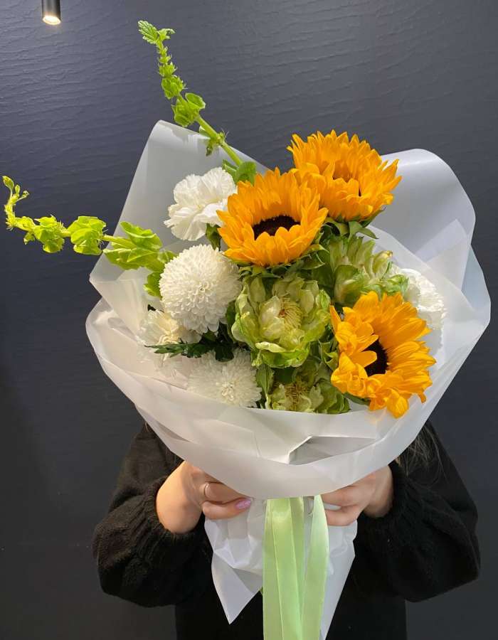 Букет из подсолнухов и роз сорта Вегги "Краски лета"