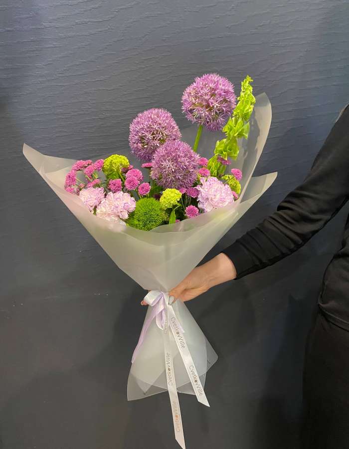 Букет из аллиума и диантусов "После Дождя"