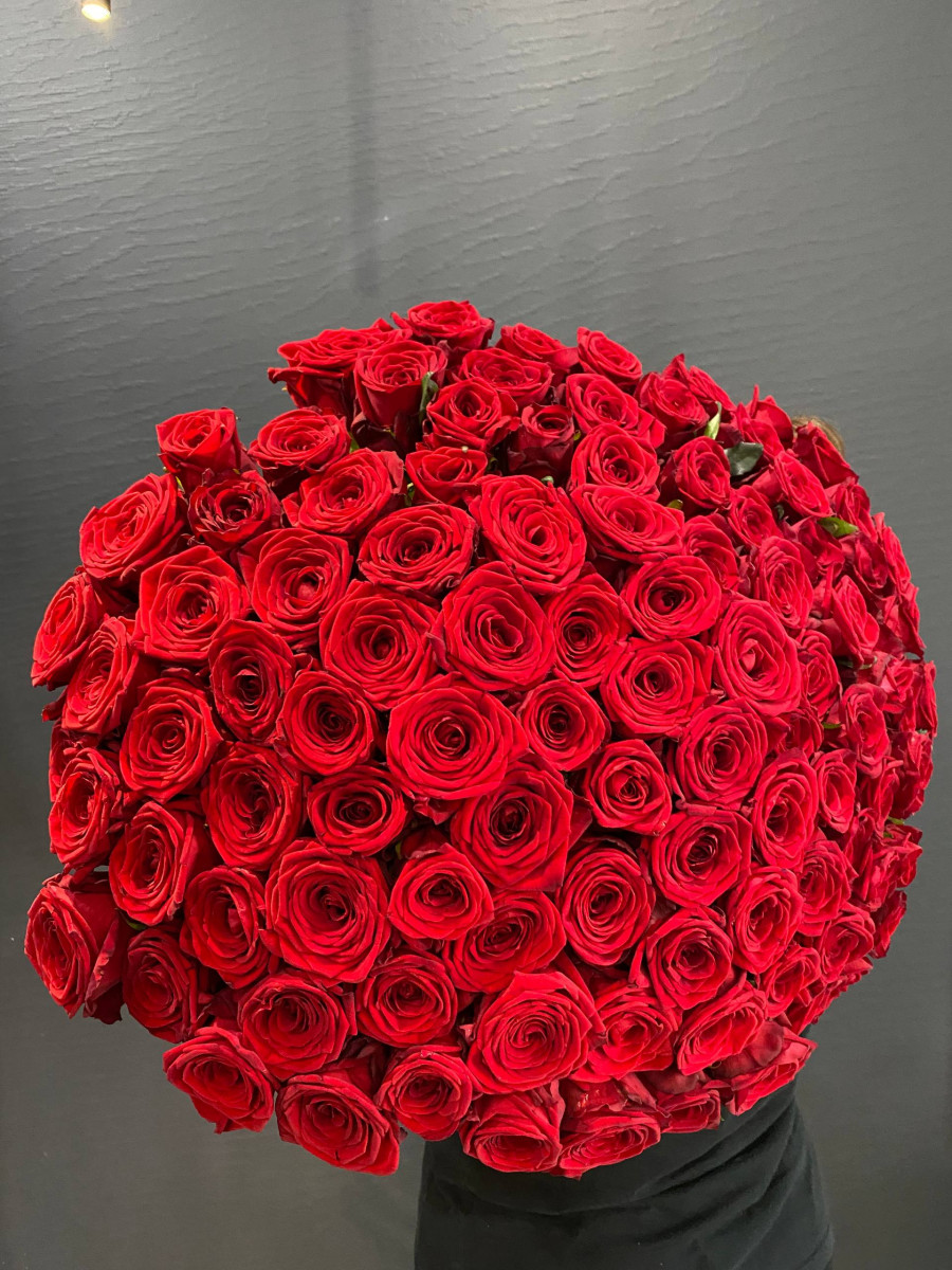 Букет из красных роз сорта Рэд Наоми(Red Naomi) "Ассоль"