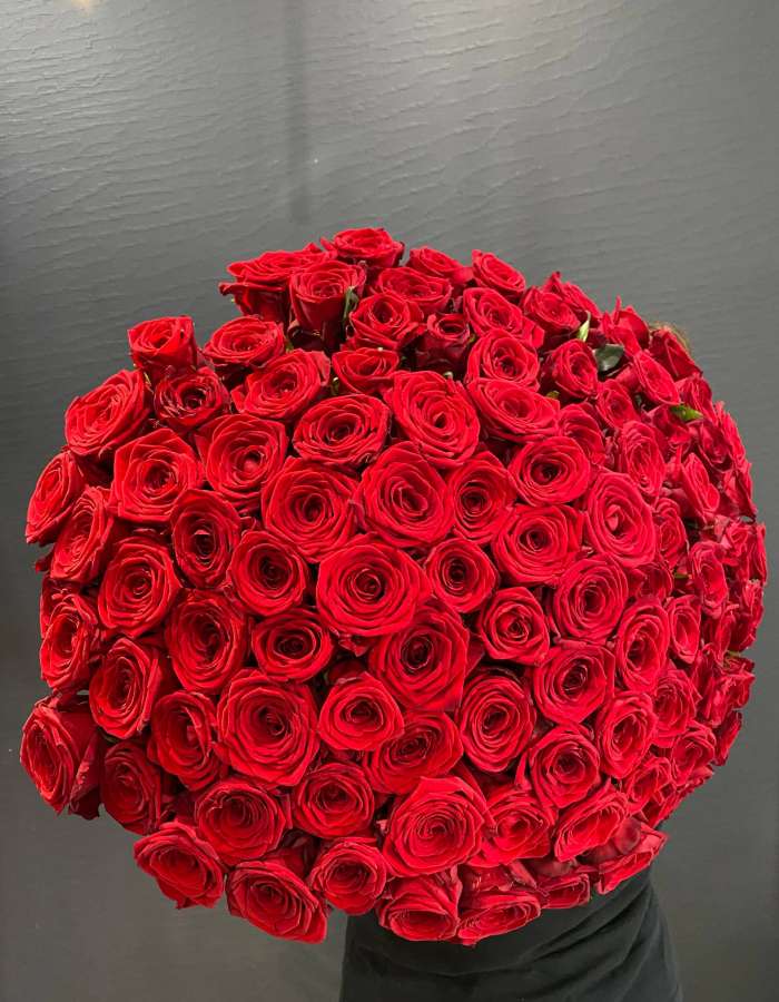 Букет из красных роз сорта Рэд Наоми(Red Naomi) "Ассоль"