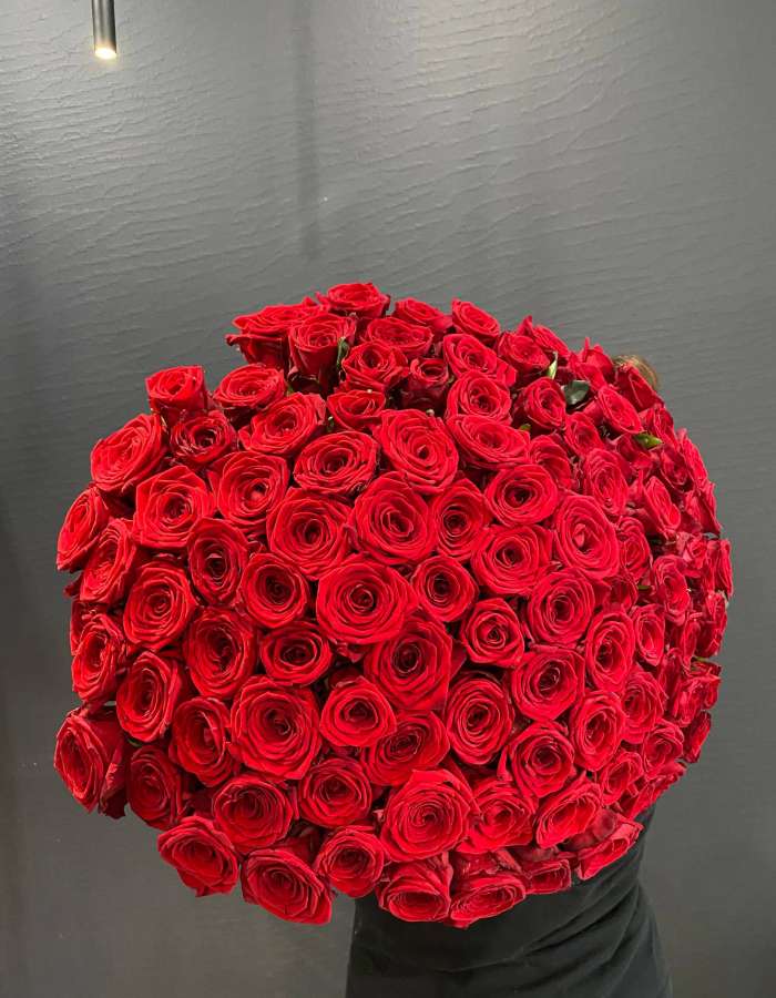 Букет из красных роз сорта Рэд Наоми(Red Naomi) "Ассоль"
