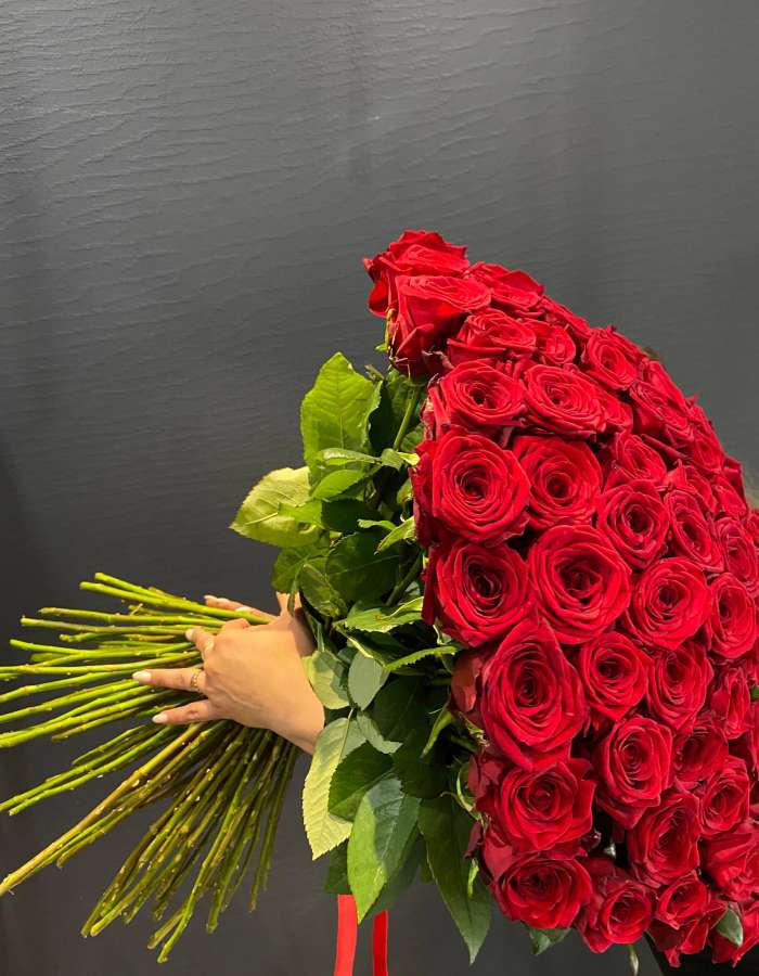 Букет из красных роз сорта Рэд Наоми(Red Naomi) "Ассоль"