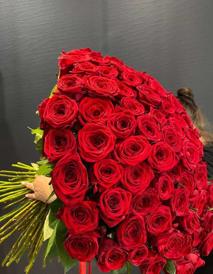 Букет из красных роз сорта Рэд Наоми(Red Naomi) "Ассоль"