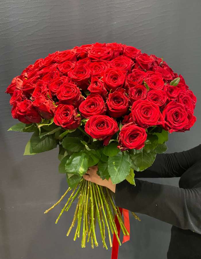 Букет из красных роз сорта Рэд Наоми(Red Naomi) "Ассоль"