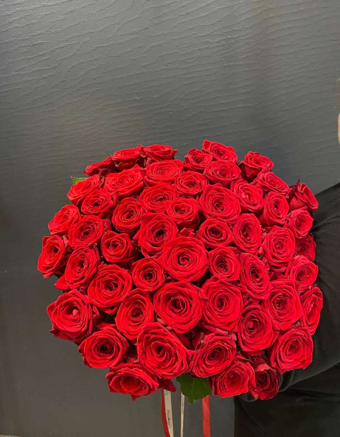 Букет из 51 розы сорта Рэд Наоми (Red Naomi)