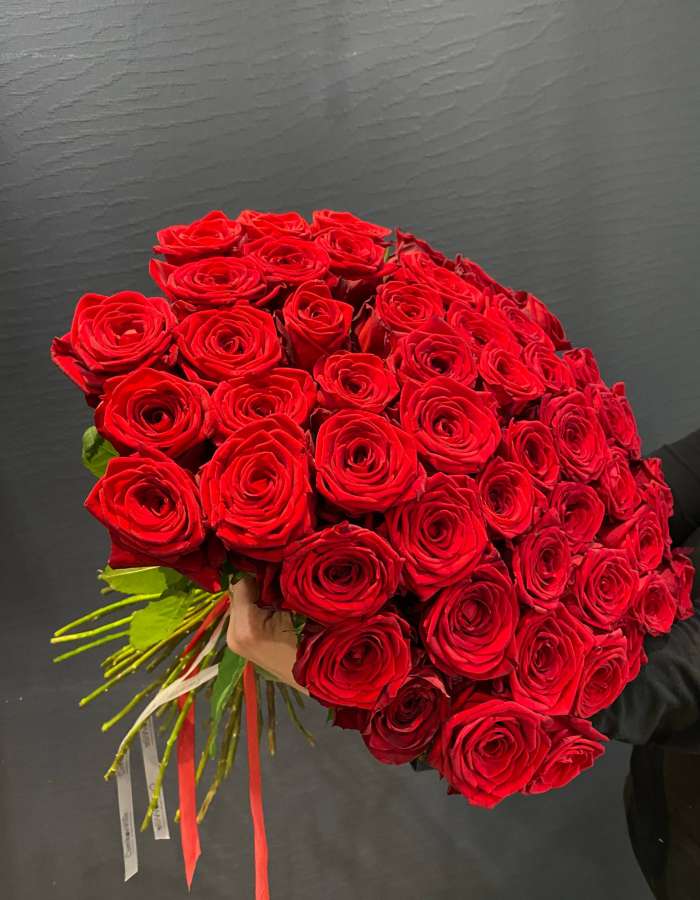 Букет из 51 розы сорта Рэд Наоми (Red Naomi)