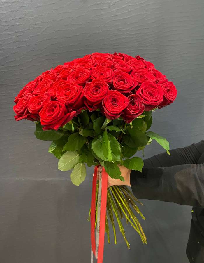 Букет из 51 розы сорта Рэд Наоми (Red Naomi)