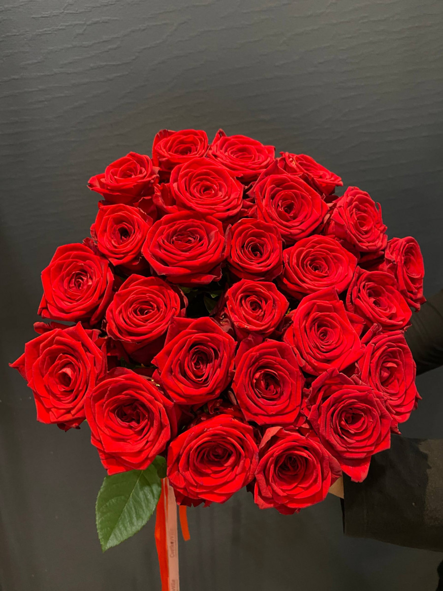Букет из 25 роз сорта Рэд Наоми (Red Naomi)