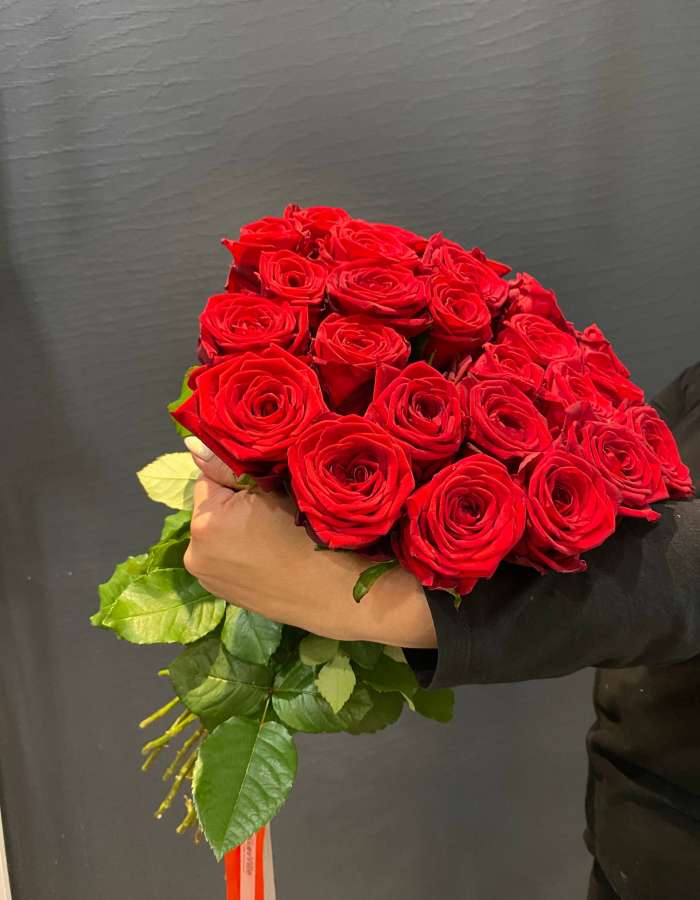 Букет из 25 роз сорта Рэд Наоми (Red Naomi)