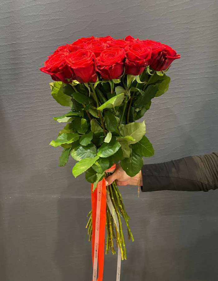Букет из 25 роз сорта Рэд Наоми (Red Naomi)