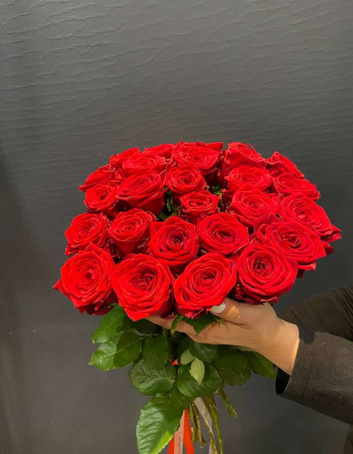 Букет из 25 роз сорта Рэд Наоми (Red Naomi)