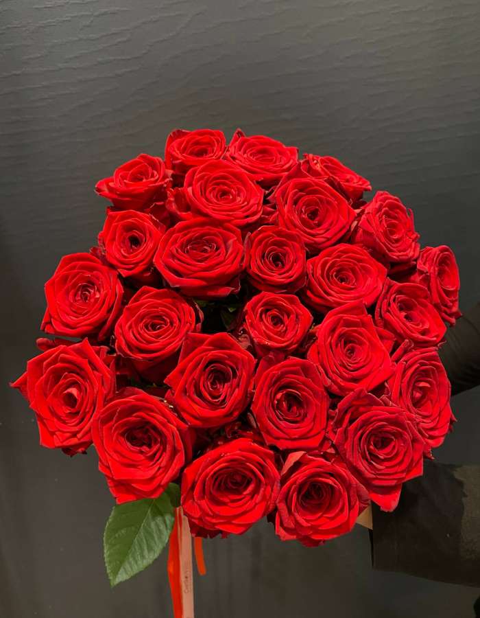 Букет из 25 роз сорта Рэд Наоми (Red Naomi)