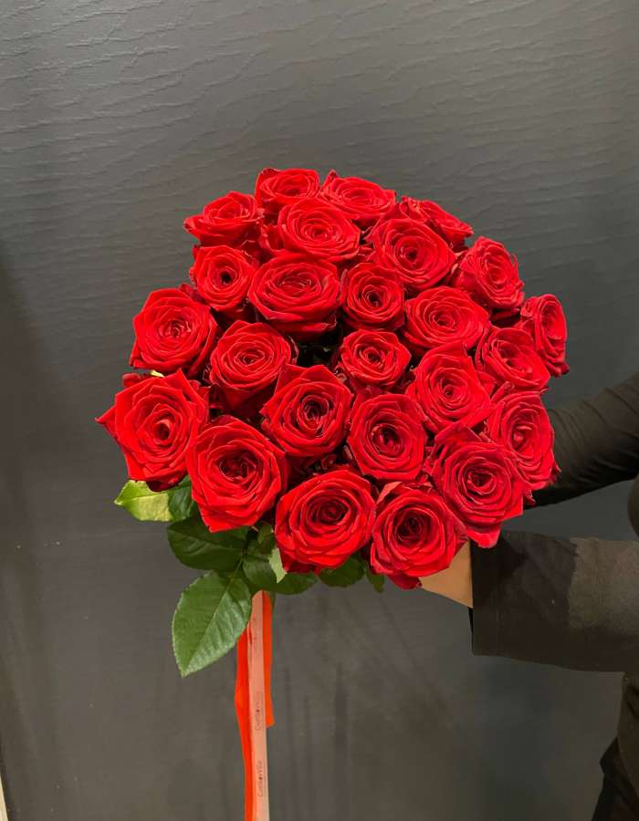 Букет из 25 роз сорта Рэд Наоми (Red Naomi)