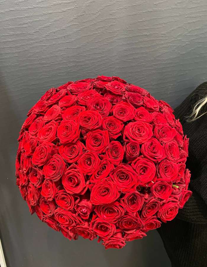 Букет из 101 розы сорта Рэд Наоми (Red Naomi)