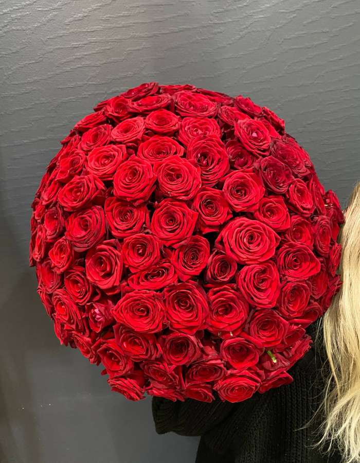Букет из 101 розы сорта Рэд Наоми (Red Naomi)