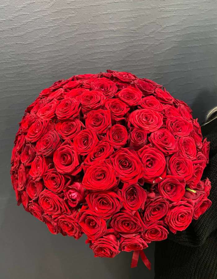 Букет из 101 розы сорта Рэд Наоми (Red Naomi)