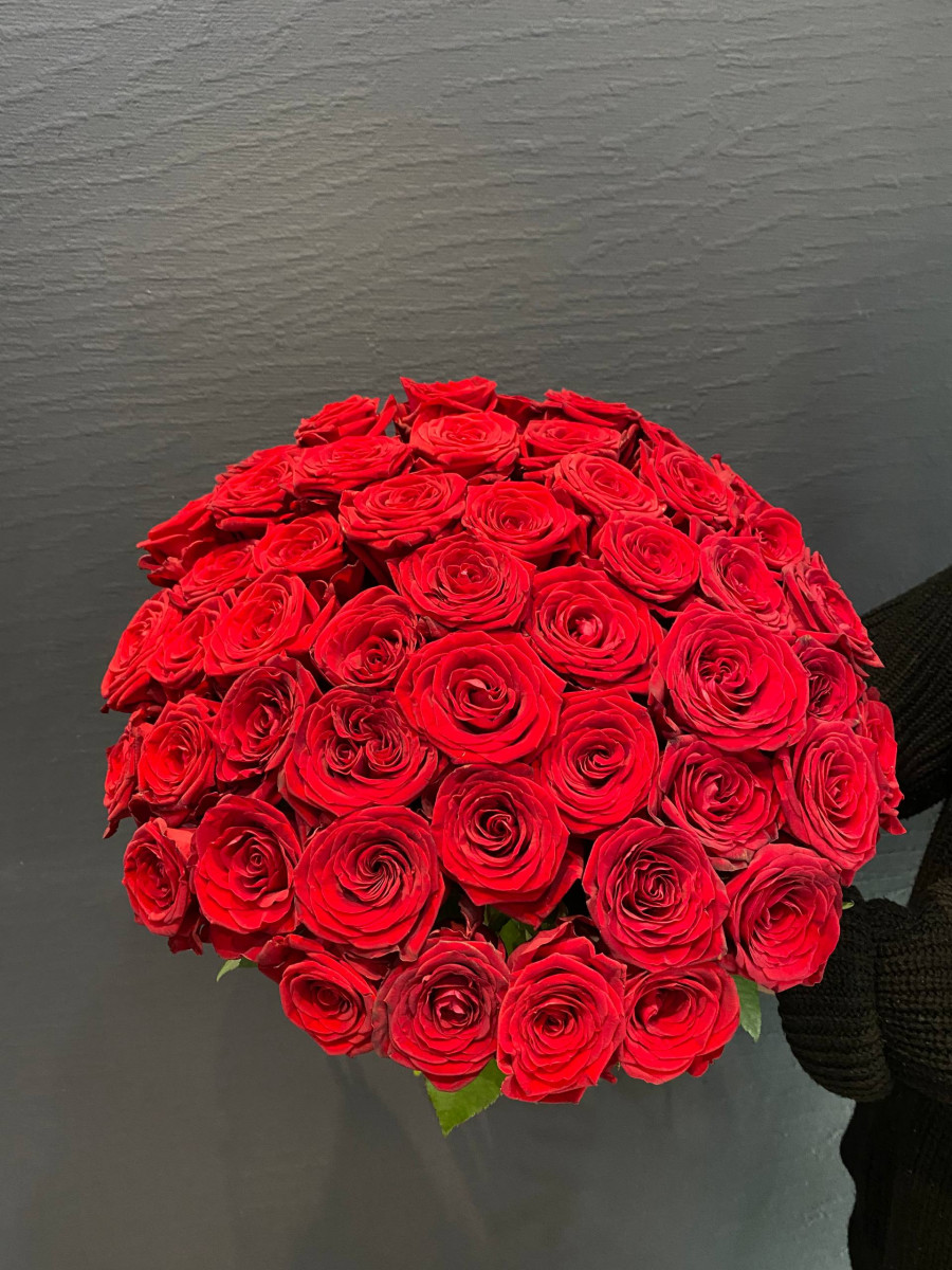Букет из роз сорта Рэд Наоми(Red Naomi) "Все к твоим ногам"