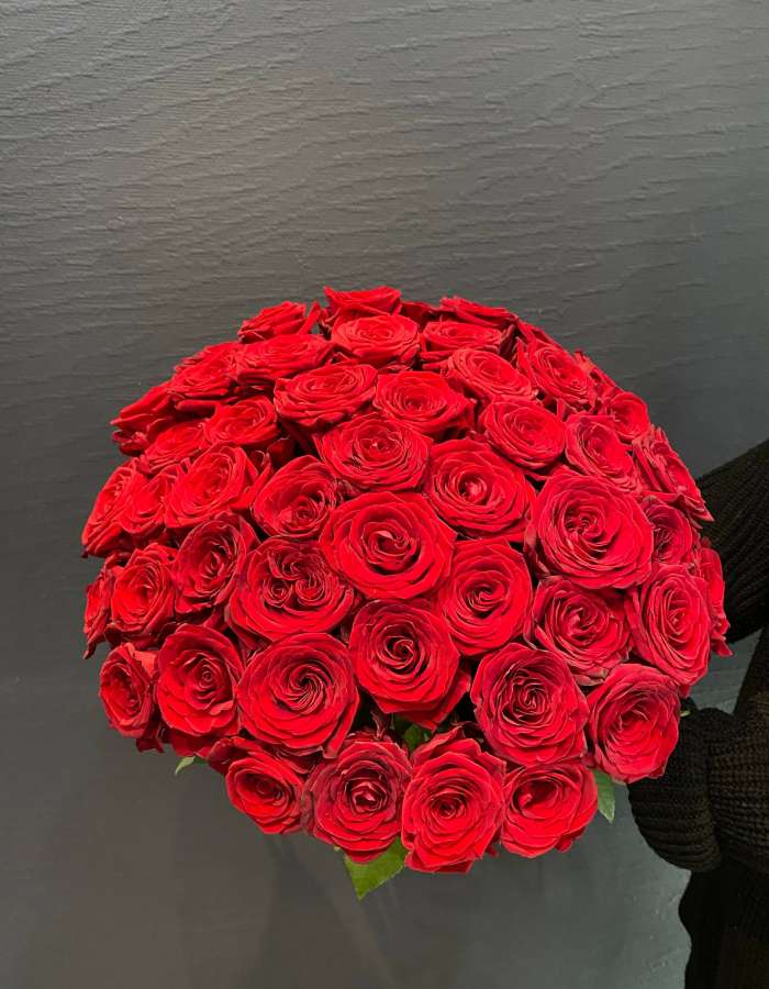 Букет из роз сорта Рэд Наоми(Red Naomi) "Все к твоим ногам"