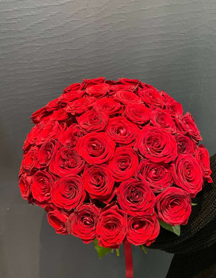Букет из роз сорта Рэд Наоми(Red Naomi) "Все к твоим ногам"