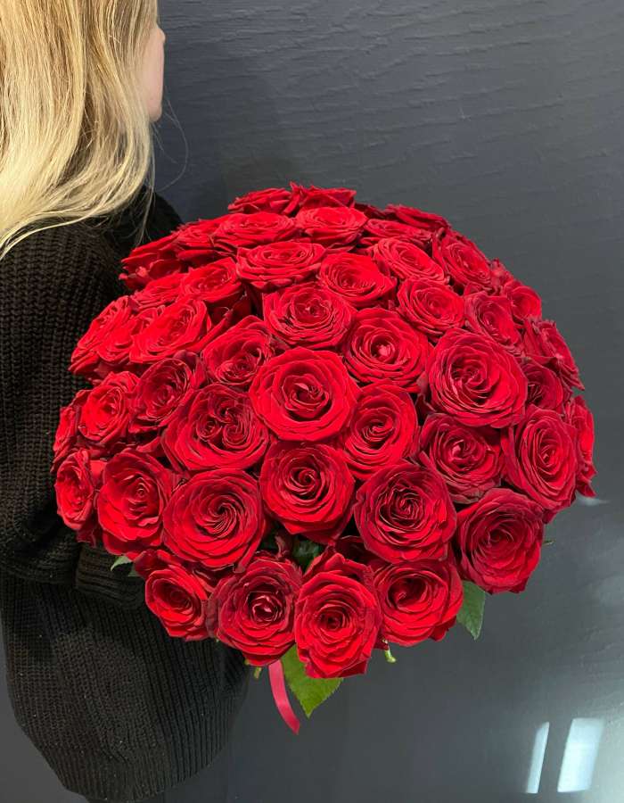 Букет из роз сорта Рэд Наоми(Red Naomi) "Все к твоим ногам"