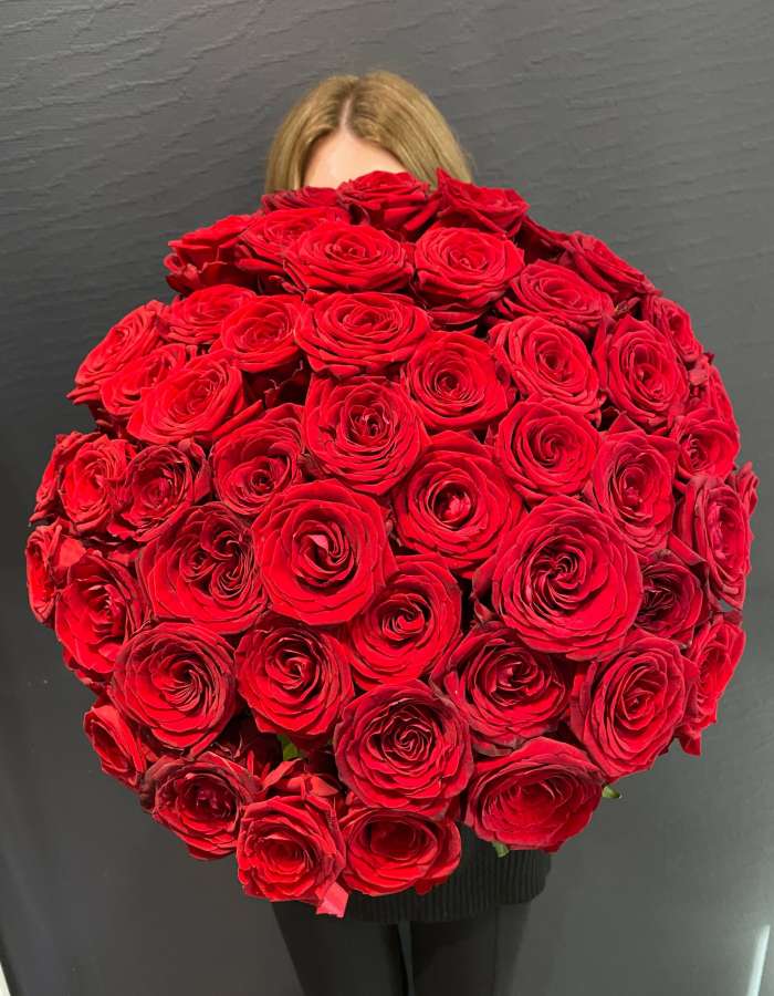 Букет из роз сорта Рэд Наоми(Red Naomi) "Все к твоим ногам"