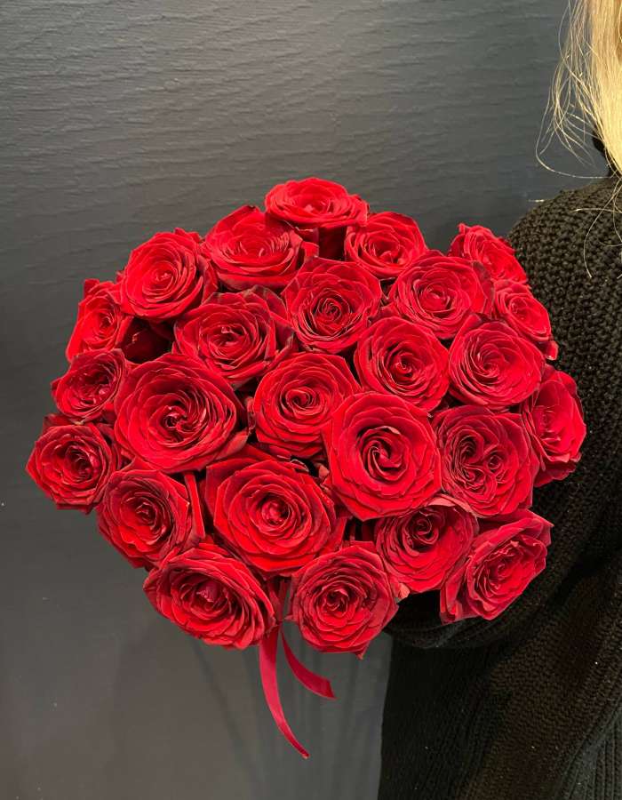 Букет из роз сорта Рэд Наоми(Red Naomi) "Нежность в сердце"