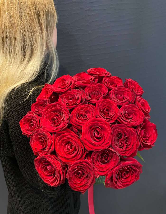 Букет из роз сорта Рэд Наоми(Red Naomi) "Нежность в сердце"