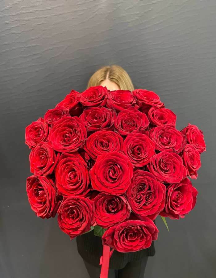 Букет из роз сорта Рэд Наоми(Red Naomi) "Нежность в сердце"