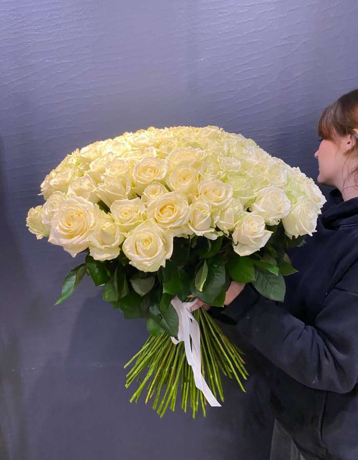 Букет из 101 высокой розы сорта Аваланж "Белоснежное Облако"